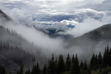 爲何峽谷多雲霧，地理與氣象因素下的探討